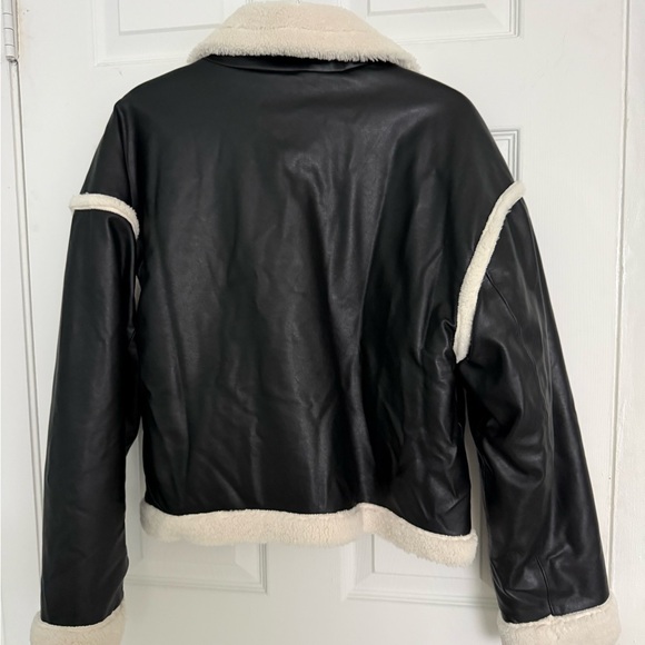 Hollister Sherpa-Lined Vegan Leather Crop Biker Jacket. Size L - Picture 4 of 11